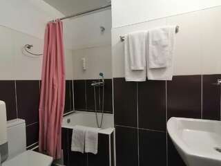 Гостиница Паддок Курган Двухместный номер с 2 отдельными кроватями-4