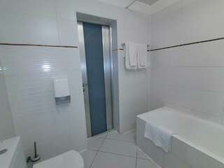 Гостиница Паддок Курган Двухместный номер с двуспальной кроватью и дополнительной кроватью-5