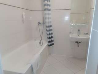 Гостиница Паддок Курган Двухместный номер с двуспальной кроватью и дополнительной кроватью-4